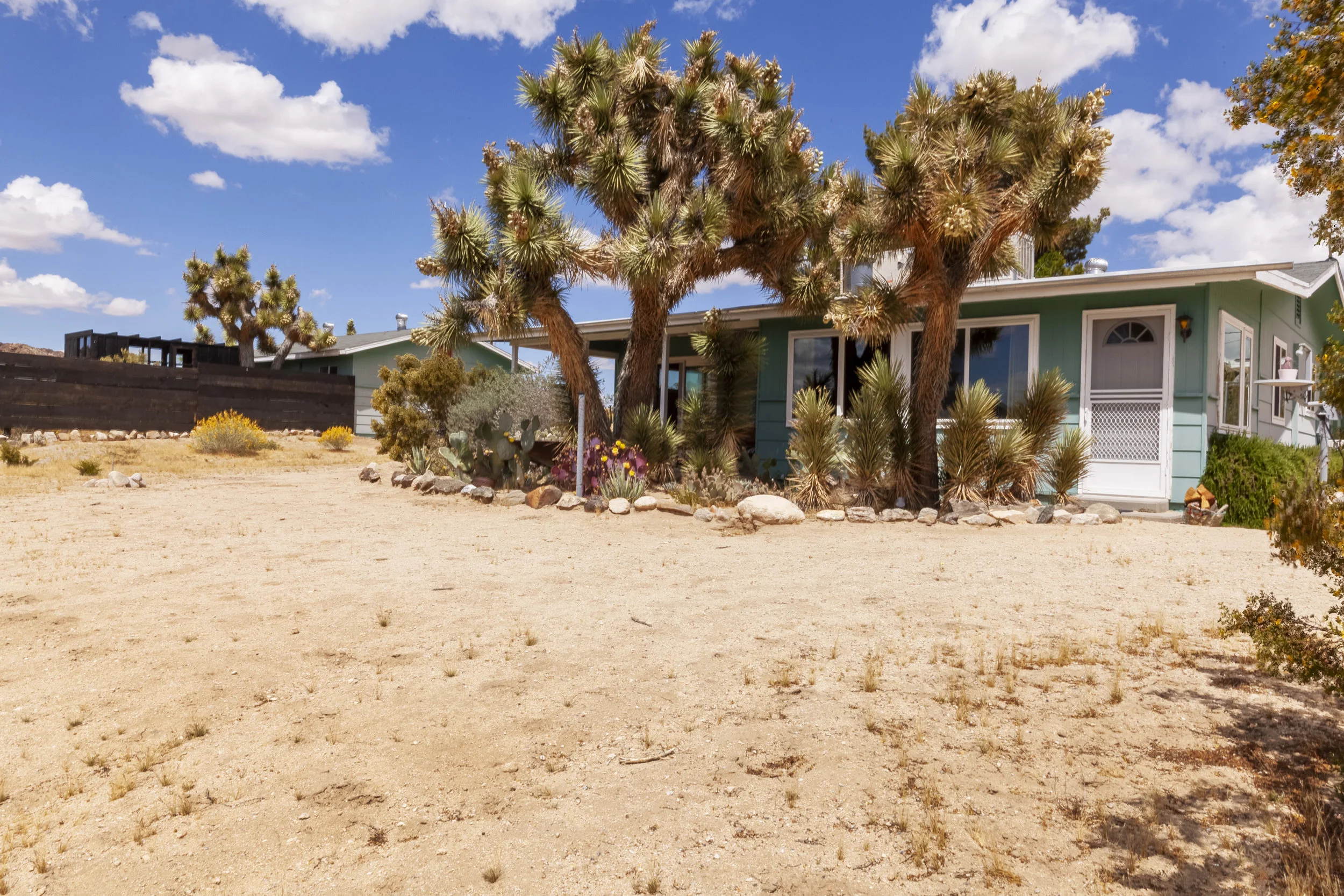 JOSHUA TREE MODERN — 8762 California Avenue, Joshua Tree, CA 92252