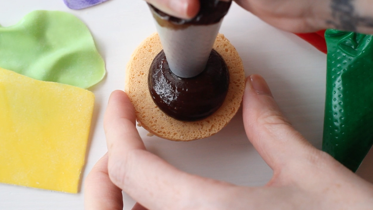 Step 2: Fill macarons.
