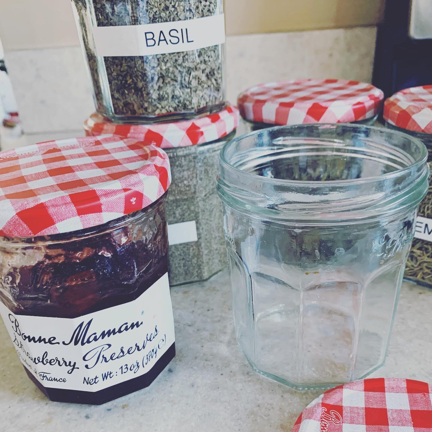 Repurpose. Reuse. Recycle. ♻️ These jelly jars make spice keeping easy. 
The @bonnemaman_us lids 
are stackable. 

Spices compliments of @penzey_spices #healtheworldcookdinnertonight 
I 💙 my 
#ptouchlabelmaker 
#decant
#organize 
#therosecostello