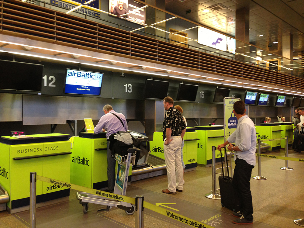 Balcão Air Baltic no aeroporto de Riga (Letônia)