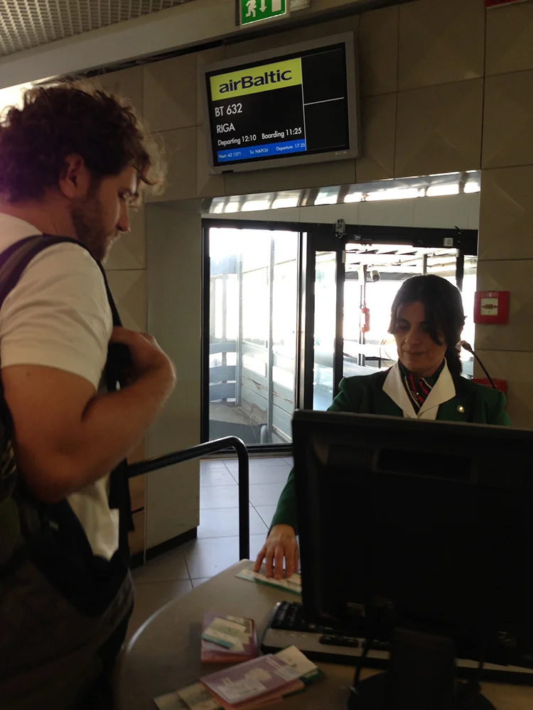 No aeroporto de Fiumicino (Roma) embarcando para Riga — notem que é uma funcionária da Alitalia quem fez o despacho para o embarque