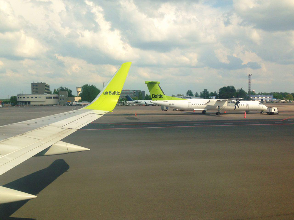 Aviões da Air Baltic no aeroporto de Riga (Letônia)