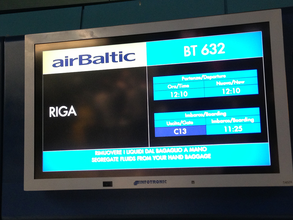 Painel no aeroporto de Fiumicino para o voo com destino a Riga