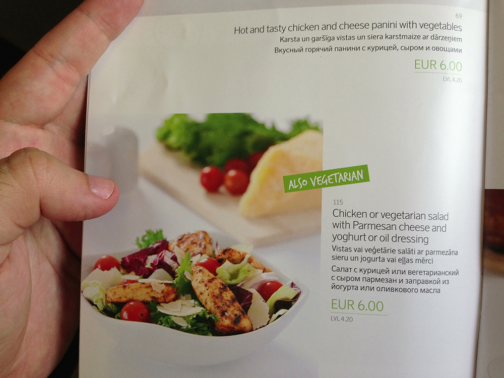 Opção vegetariana no cardápio do voo. Rafa passou bem