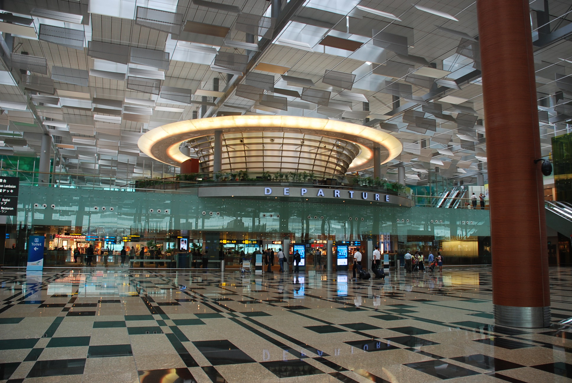 Saguão de embarque de um dos terminais do aeroporto Changi: luz natural e espaços amplos. Dizem que é cheiroso, mas isso não dá pra ver