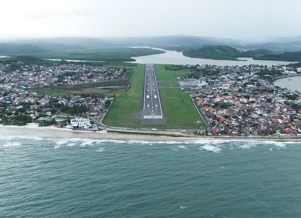 Aeroporto de Ilhéus (BA) com pista de 1.477m começando no mar e terminando no rio. Tenso? Sim. Mas tá tudo certo com ela (Foto: Agravo )