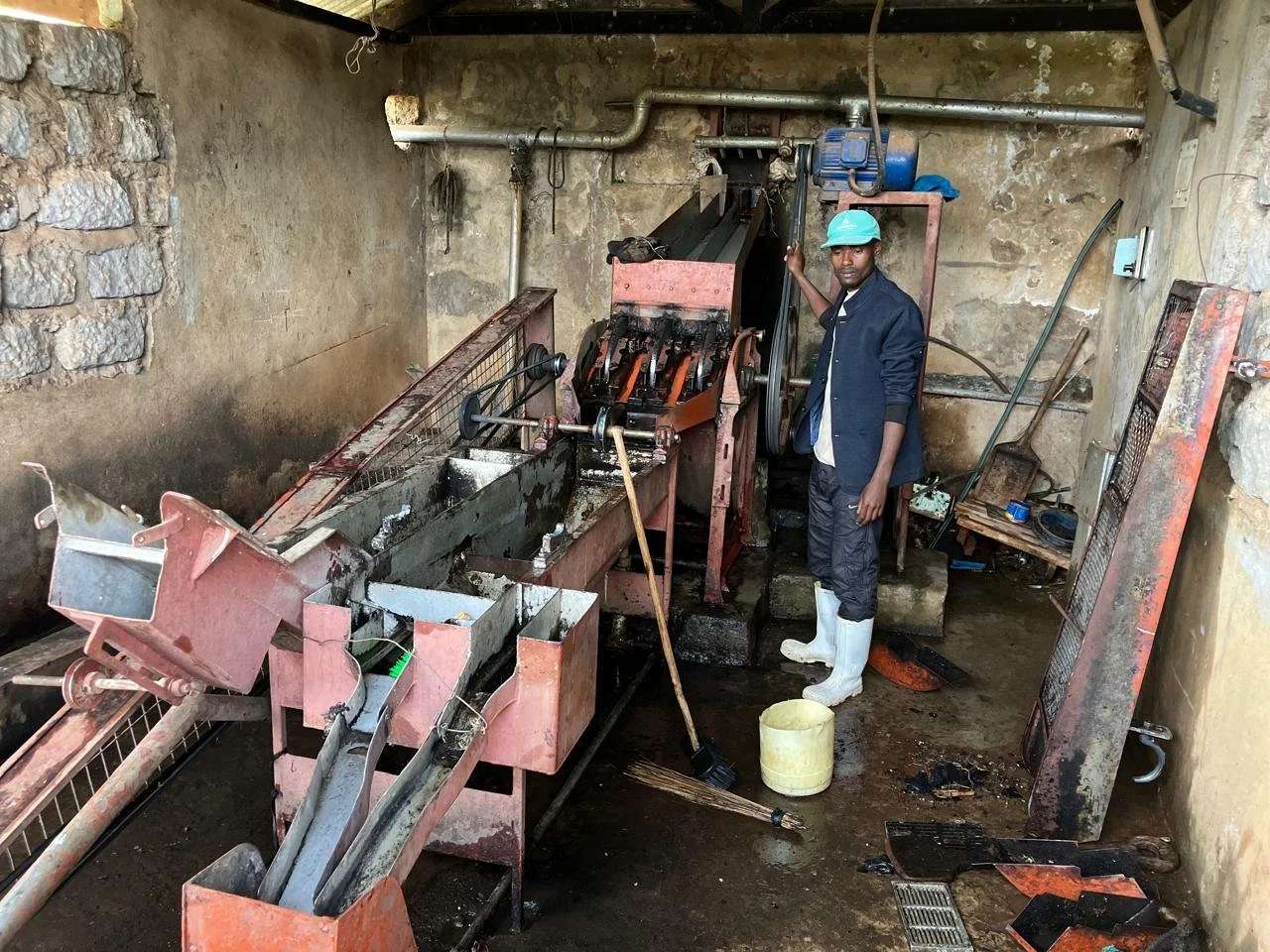 Kanake - Pulping machine and machine operator.JPG