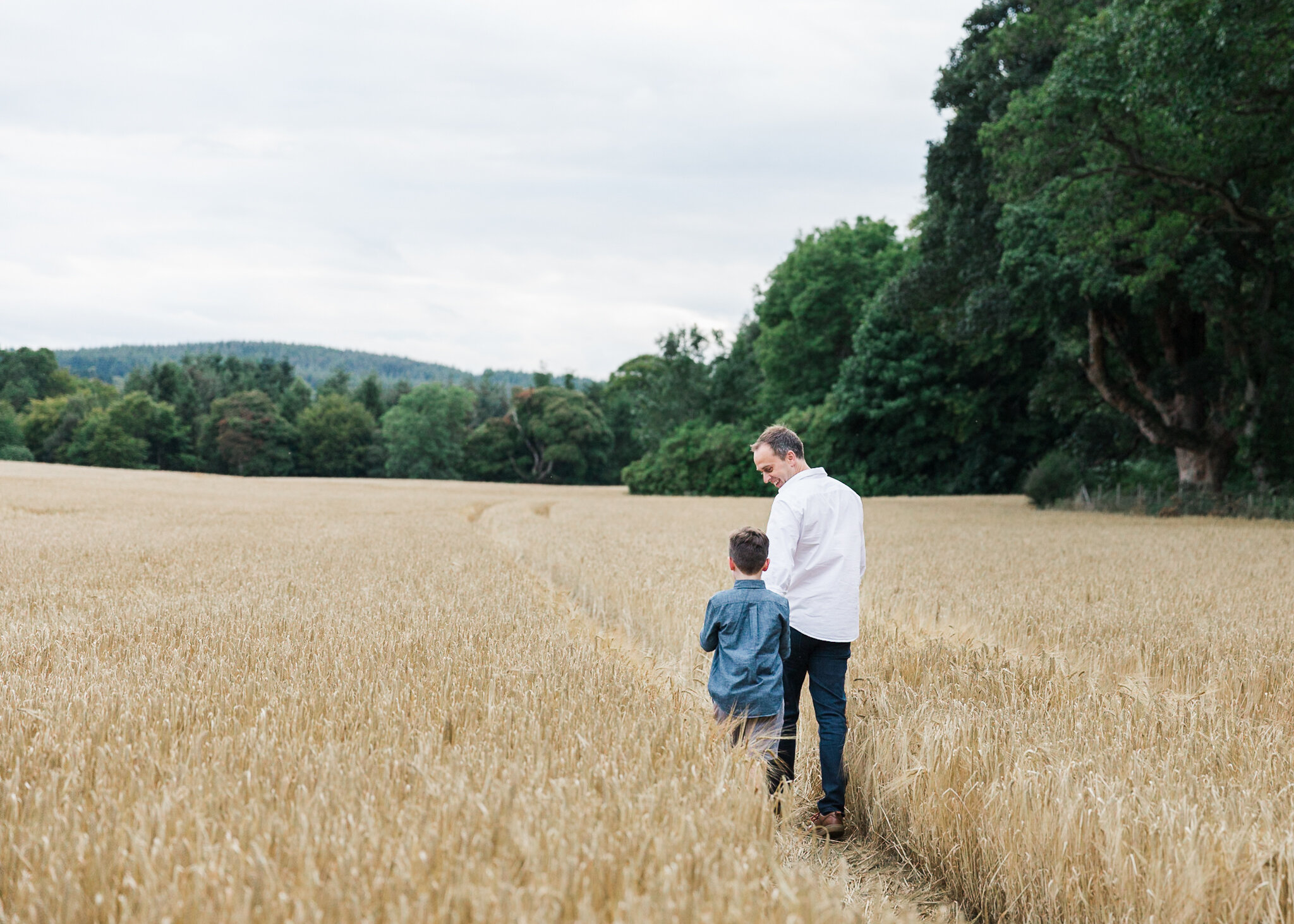 aberdeen family photographer father son hay fields