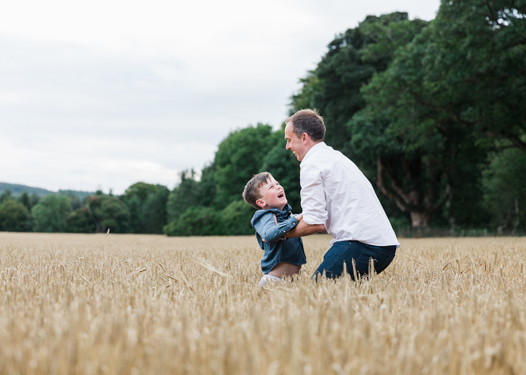 aberdeen family photographer father son hay fields