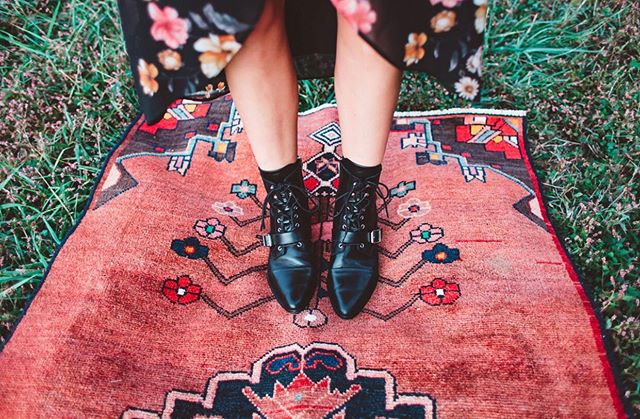 🖤 BLACK FRIDAY RUG SALE 🖤 ///
the sale starts today at 10am! All rugs listed will be on sale, minis are $125 and runners $425! If you&rsquo;ve been eying one, now is the best time! .
.
.
Boots by @allsaints .
.
.
#sale #blackfriday #shopsmall #myst