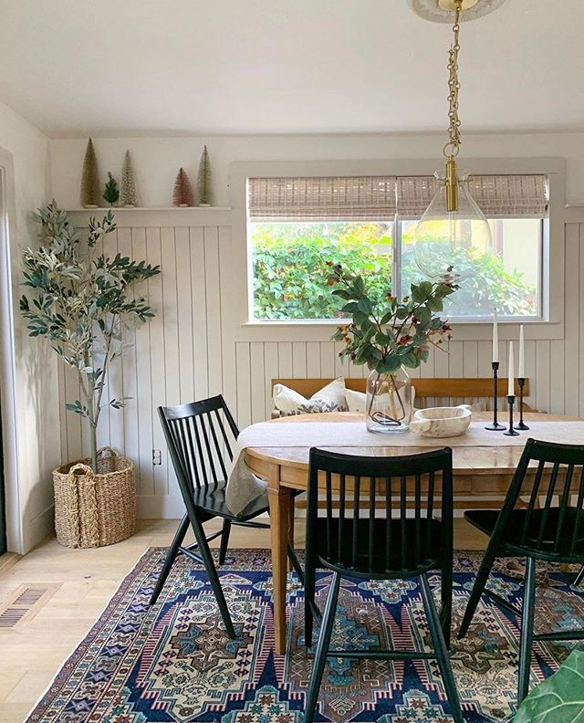 Erin of @kismet_house killing it per usual with her elevated neutral Christmas decor (doesn&rsquo;t hurt she&rsquo;s got one of my all time fav rugs there either) 😊 .
.
#mypinterest
#christmasdecor 
#diningroom
#theeverygirl 
#myhomevibe 
#cljsquad 