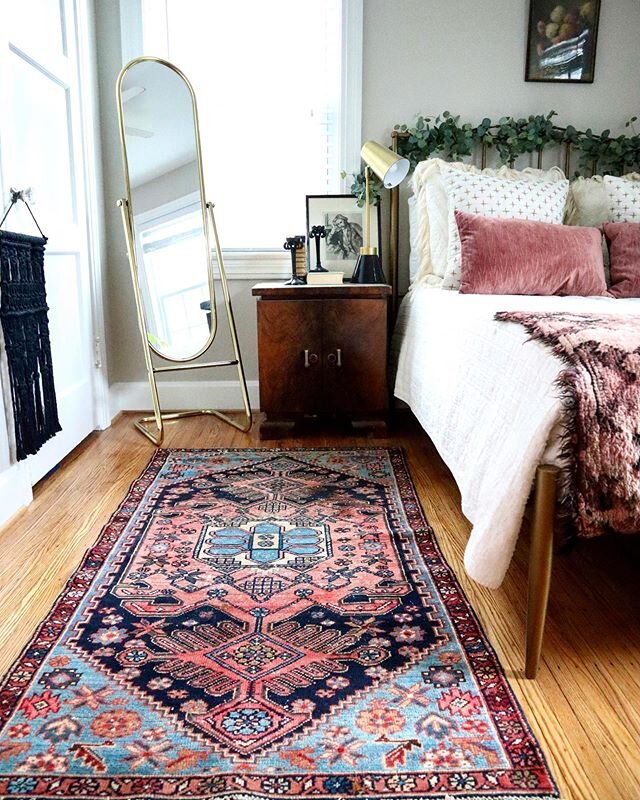 Thoughts for today: I need to do laundry, find a NYE dress, run, clean, hit the grocery, and oh my goodness house hunting sure is exhausting. Happy Monday! #monday #mondaymotivation #househunting #vintagerug #antiquerug #homedecor #bedroomdecor #gues