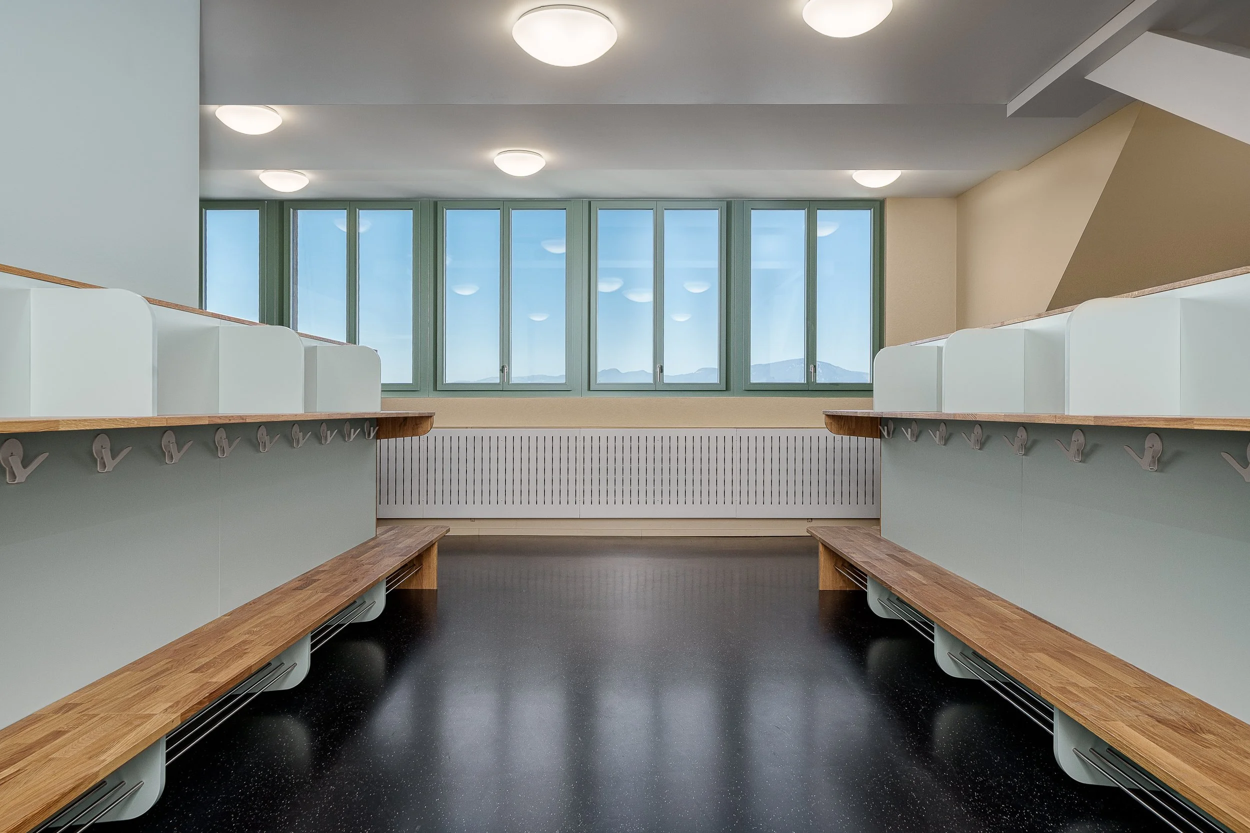 Schulgarderoben mit Sitzbank 