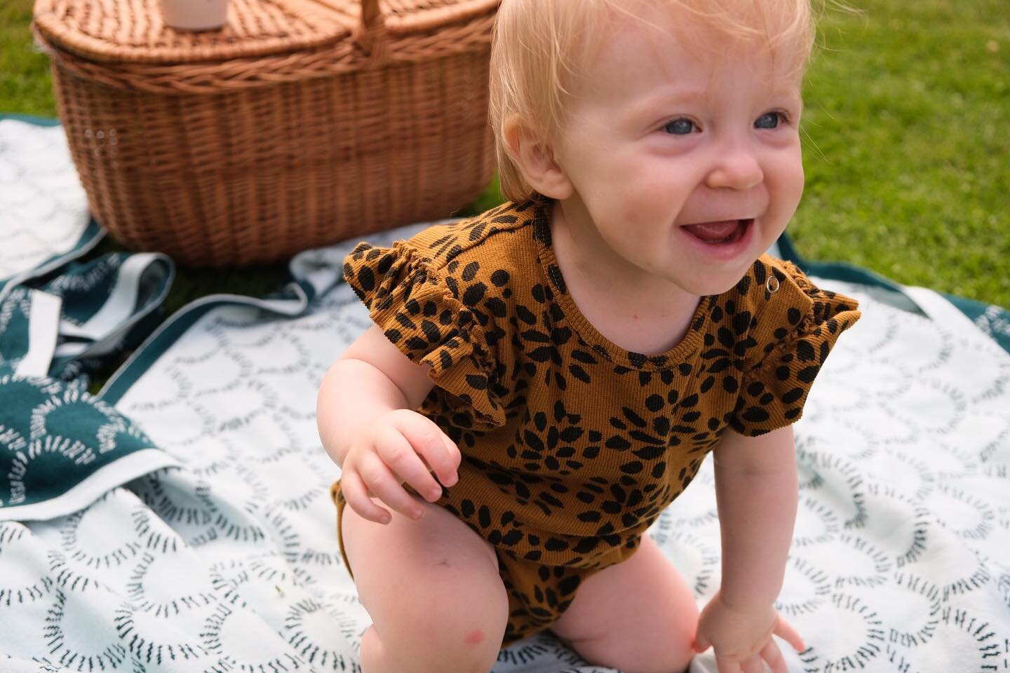 Welkom zsuzsi! 🤩 100% katoen, Belgisch en superzacht! Speelse boogjes en pretoogjes om het hele jaar door van te genieten als slaap-, speel- of picknickdekentje. Elk kleurtje heeft een beperkte oplage omdat we werken met restgarens van een lokaal br