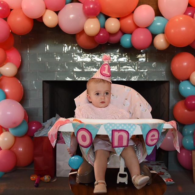 And, some balloon art to accompany the cookies. So fun celebrating Tessa on her 1st birthday!! #balloongarland #hallmarkcakes #icingcookies 📷: @ericheistand