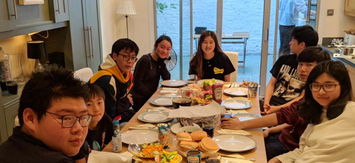 住宿营计划 Libra Tutors在所有假期期间都提供定制课程和住宿营计划。 这些学术课程围绕讨论学习的方式,并挑战学生快速独立地学习。