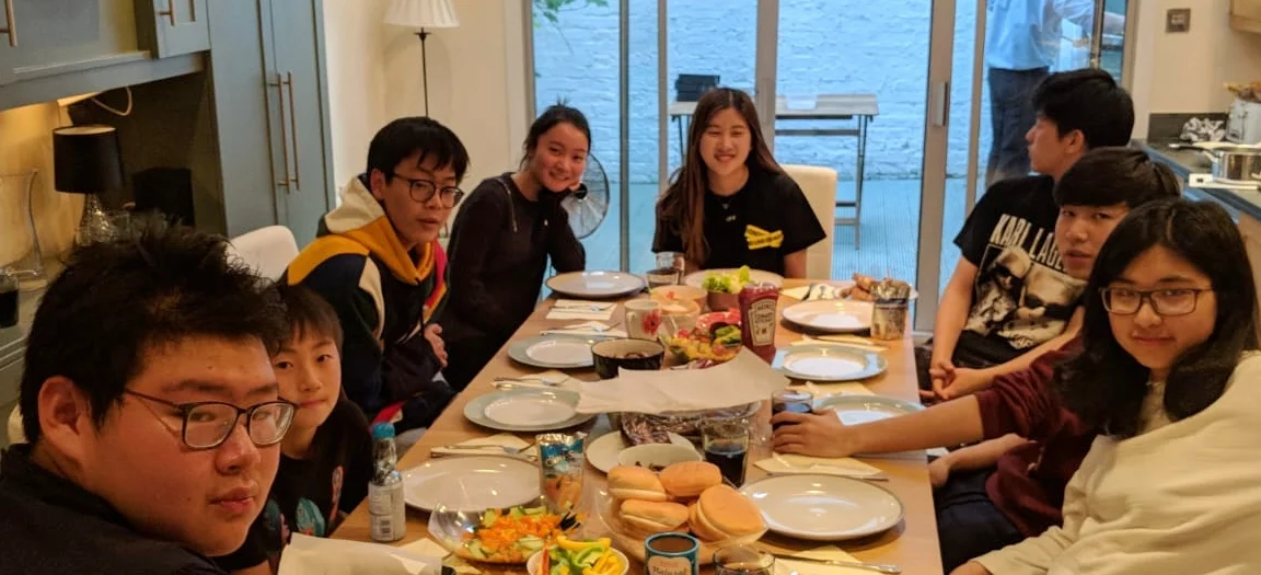 住宿营计划 Libra Tutors在所有假期期间都提供定制课程和住宿营计划。 这些学术课程围绕讨论学习的方式,并挑战学生快速独立地学习。