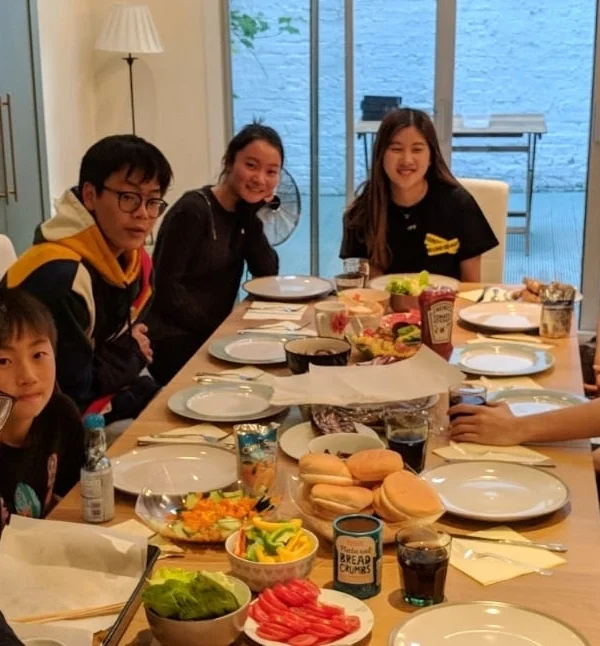 住宿营计划 Libra Tutors在所有假期期间都提供定制课程和住宿营计划。 这些学术课程围绕讨论学习的方式,并挑战学生快速独立地学习。