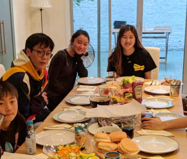 住宿营计划 Libra Tutors在所有假期期间都提供定制课程和住宿营计划。 这些学术课程围绕讨论学习的方式,并挑战学生快速独立地学习。