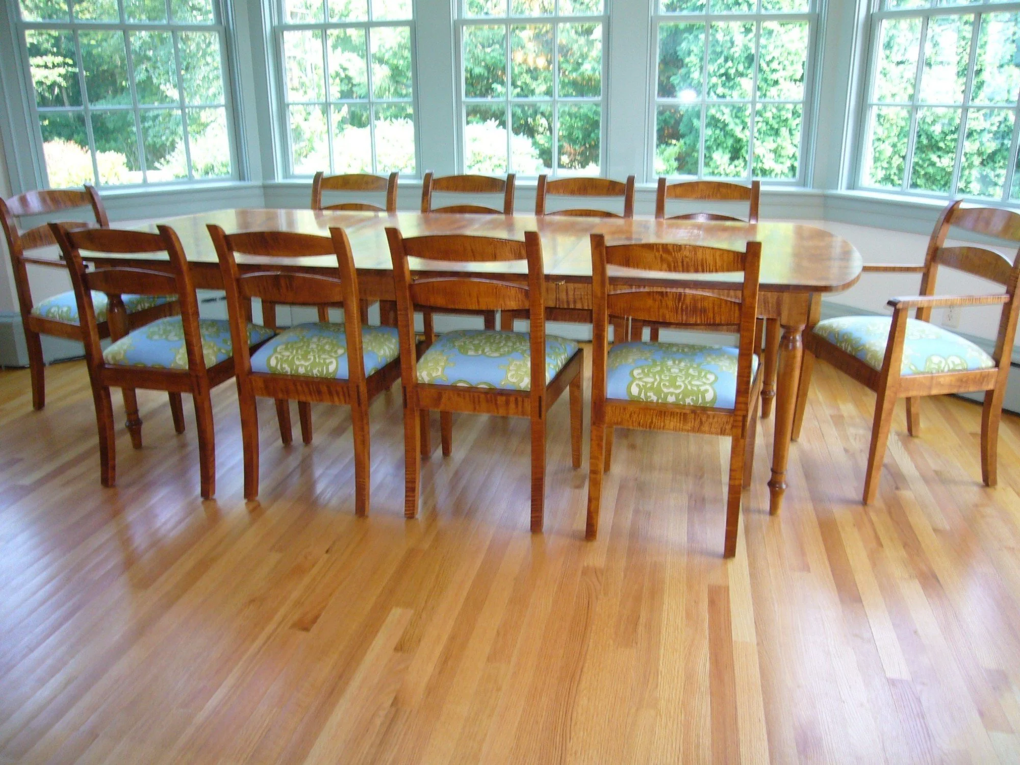 Ellipse End Dining Table with Arch Chairs