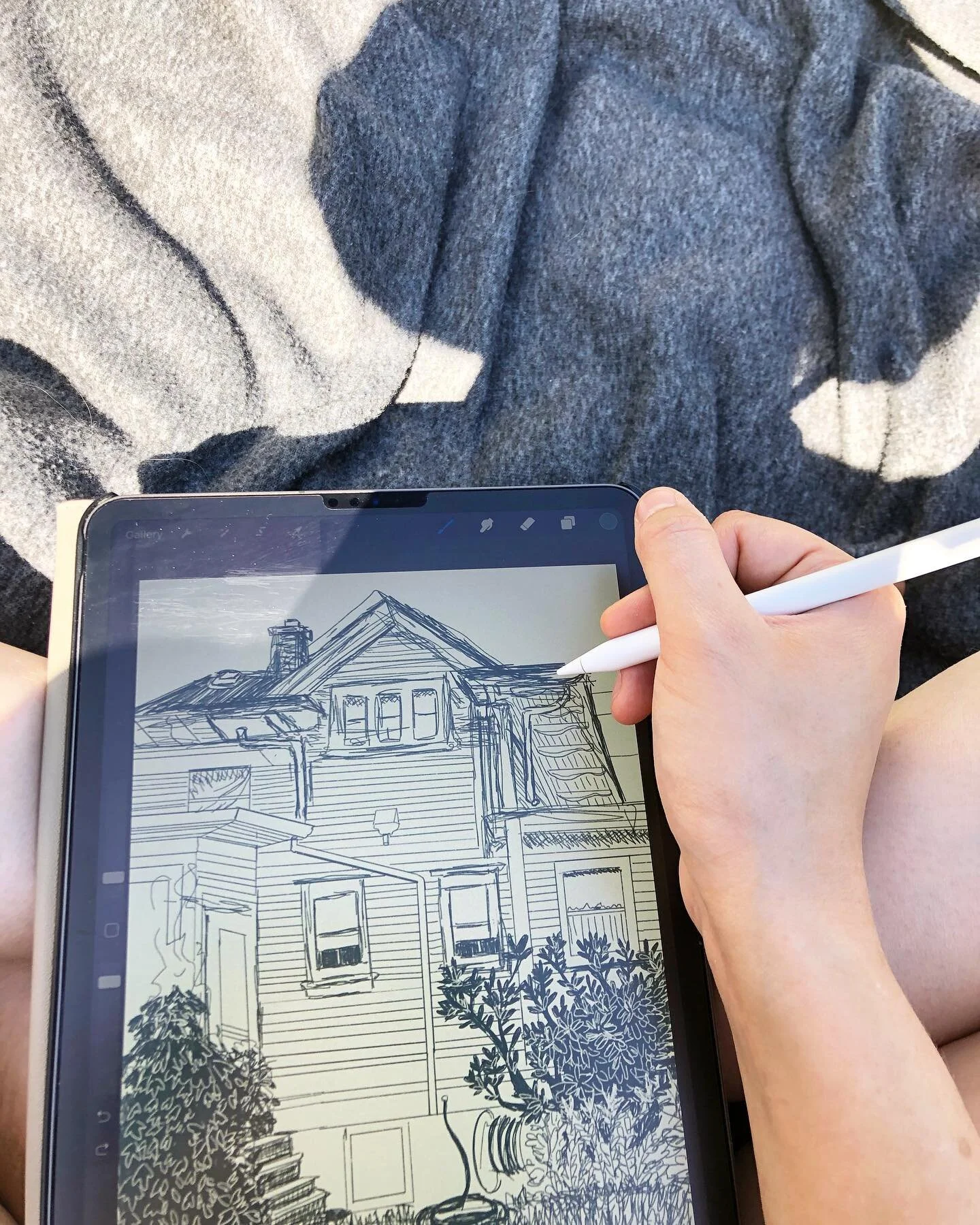 A scribbly sketch of the #stevenscrawfordheritagehouse today. 🌞Swipe for video. #artinoregon #artistsresidency