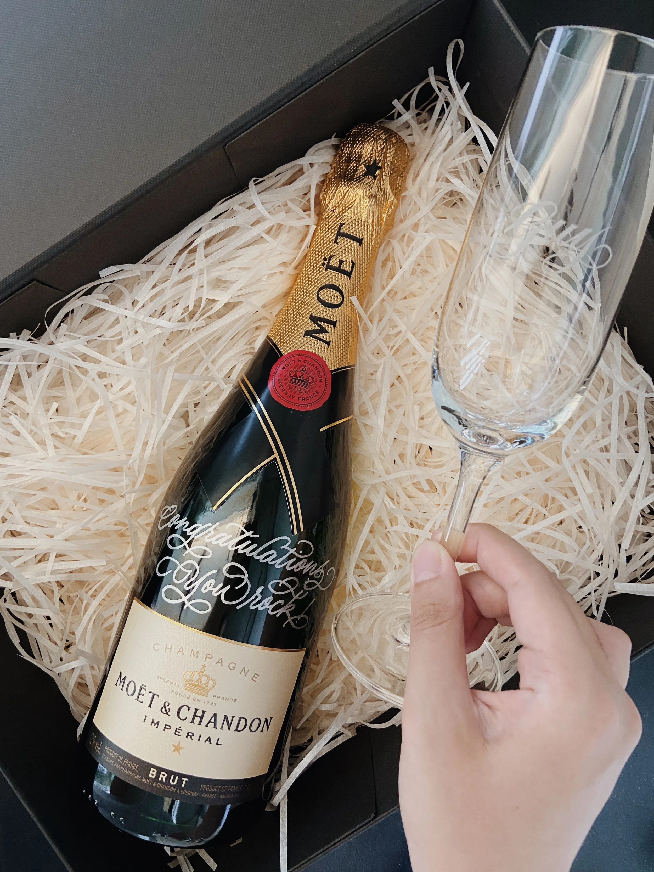 1 Champagne Flute + 750ml Champagne (Black Box)