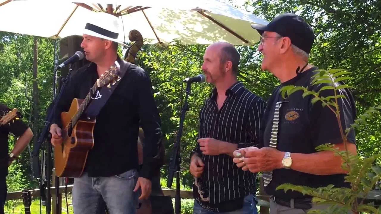 Cornelis Band spelar låtar av och om den svenska nationalskalden Cornelis Vreeswijk. Bandets frontman, Steen Svanholm, är den enda dansk som har fått tillåtelse att sätta musik till texterna som Cornelis inte hann innan han dog i 1987, 50 år gammal. Bandet dyker upp i många konstellationer med allt från fem till bara en enda medlem. Till sommarens konsert 2017 kommer ni därför att uppleva Steen Svanholm med (--) Musik och mat: 295 SEK