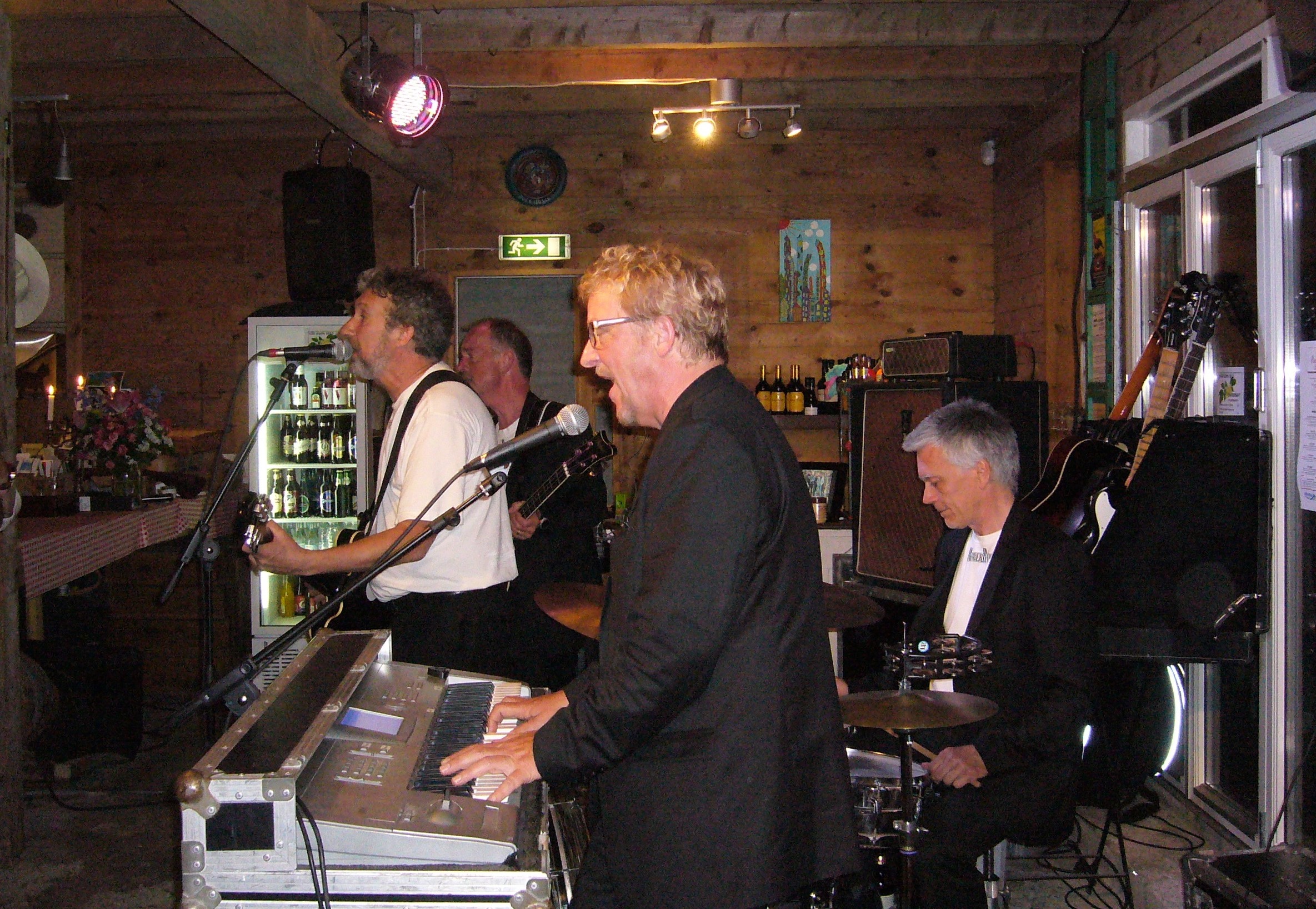 Rubber Band kallar sig själva en av Skandinaviens ledande Beatles band, och det är inte utan anledning! Bandet har spelat ihop sedan slutet av 70-talet, några få år efter att Beatles själva spelade sin sista konsert. Sedan d ess har mycket hänt för de rutinerade imitatörerna som har spelat i allt från TV-program och på festivaler till privata födelsedagar och företagsfester. Vi serverar kräftor och buffé Musik & Mat: 425 kr