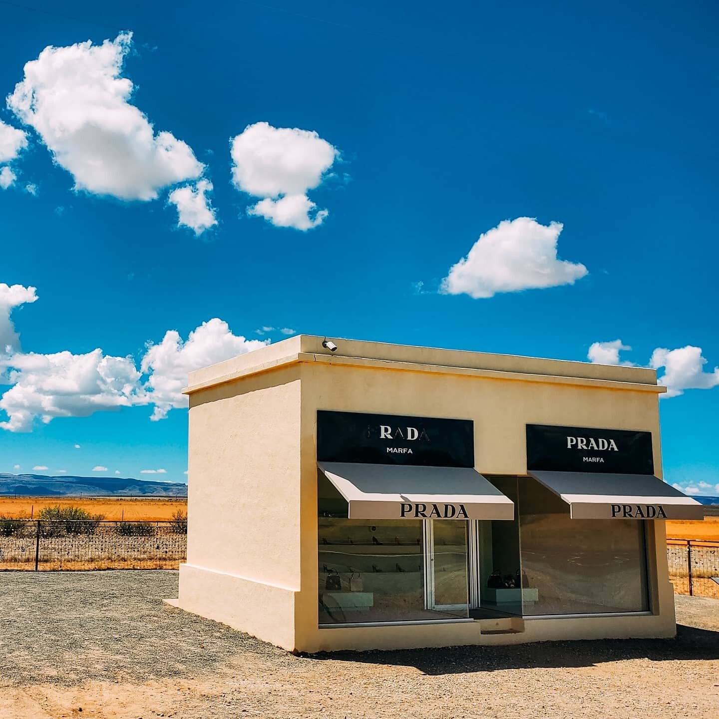 WEST TEXAS DESERT COUTURE 👠

In 2005, a Prada store appeared in the desert of West Texas. But you won't be swiping your card there.

💫 This art installation and non-functioning store was created by Berlin-based duo Elmgreen &amp; Dragset.
💫 Built 