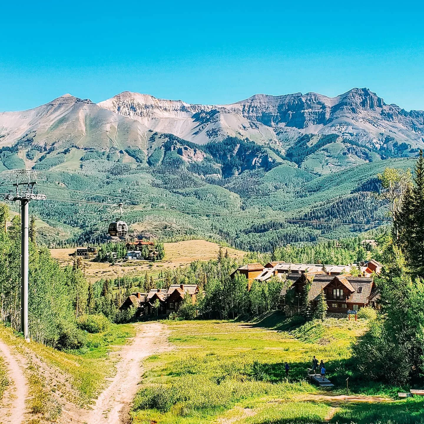 TIPS TO AVOID ALTITUDE SICKNESS 🗻
I have had altitude sickness once in my life and it has made me paranoid about high altitude destinations forever 😂 It was something that I was very concerned about in going to Colorado but here are some tips that 