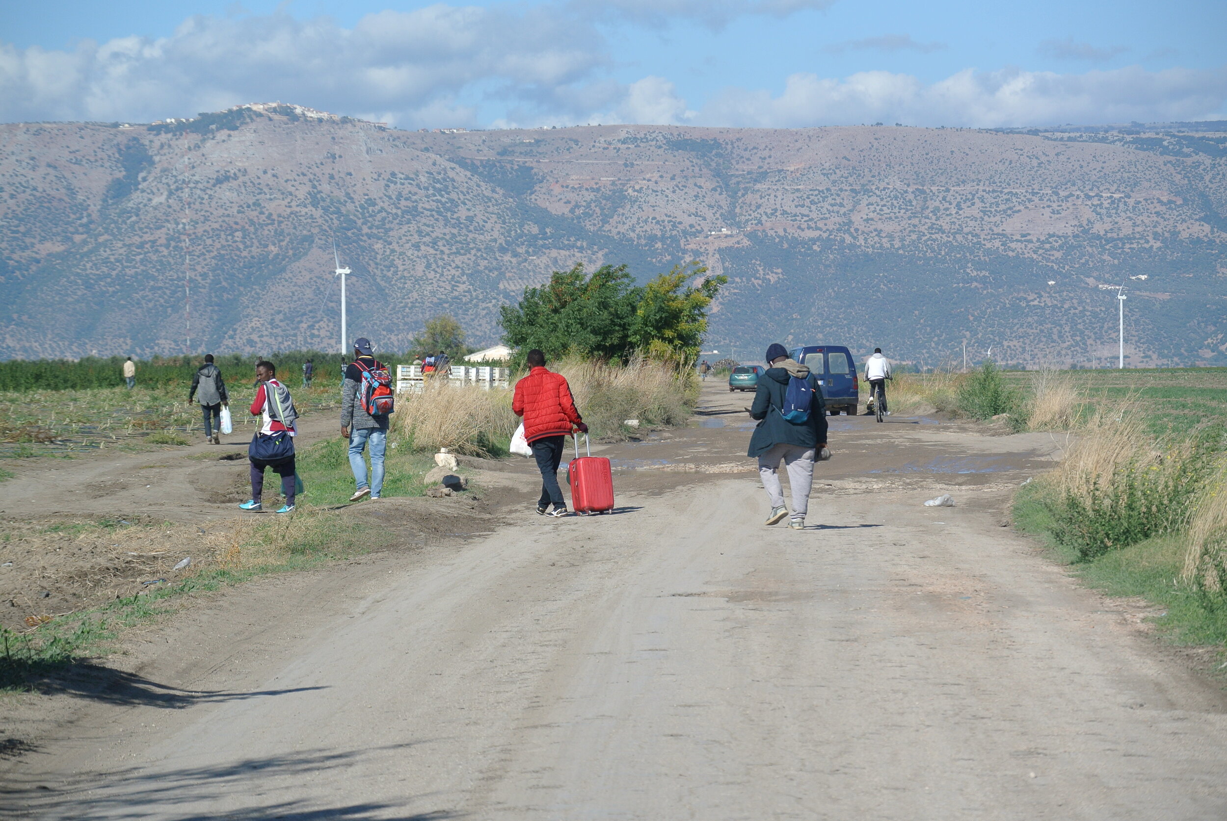   Migranti senzatetto si dirigono verso il Gran Ghetto. Foggia. 8 ottobre 2019. ©Pamela Kerpius  