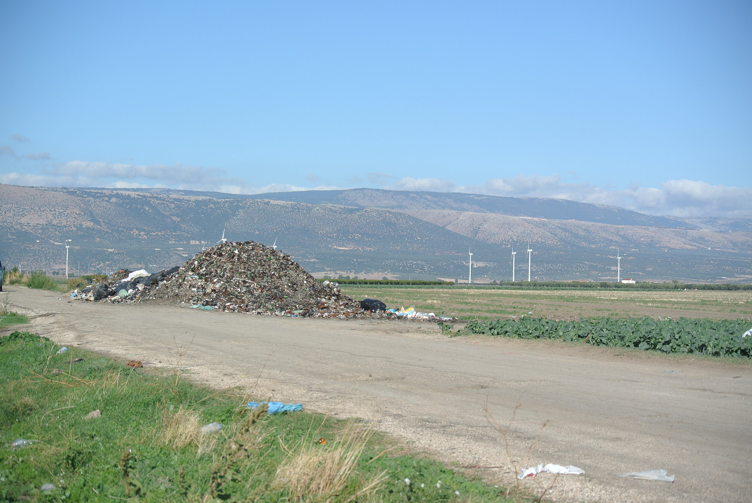   La montagna di rifiuti esposta all’inizio dell’ultima strada per il Gran Ghetto. Foggia. 8 ottobre 2019. ©Pamela Kerpius  