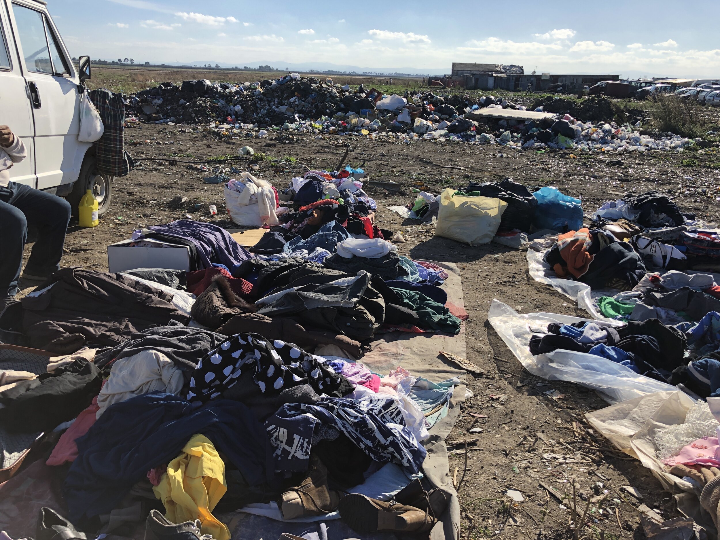   I teloni dei venditori e i cumuli di rifiuti al Gran Ghetto. Foggia. 8 ottobre 2019. ©Pamela Kerpius  