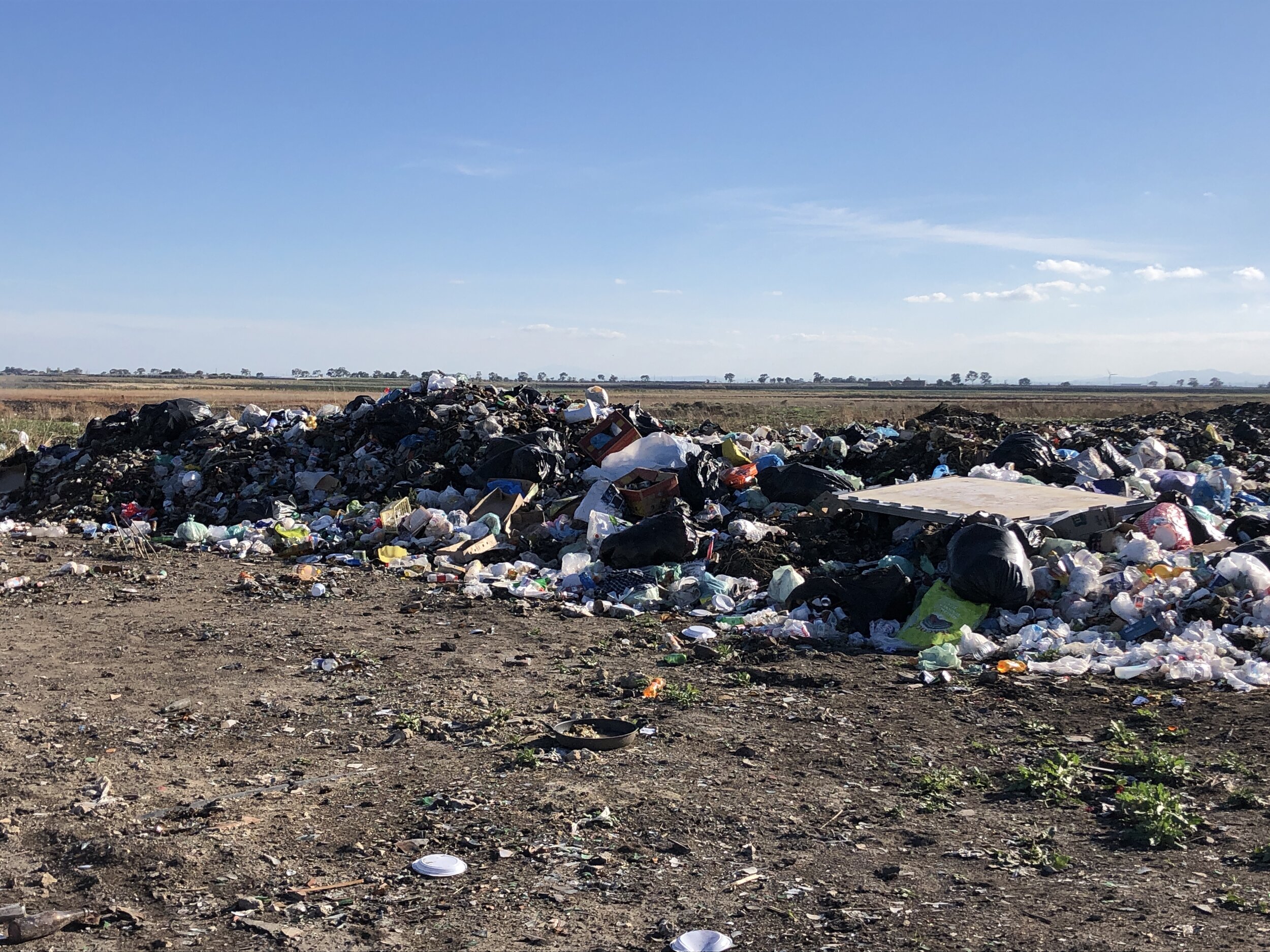   I cumuli di rifiuti dietro al ghetto. Foggia. 8 ottobre 2019. ©Pamela Kerpius  