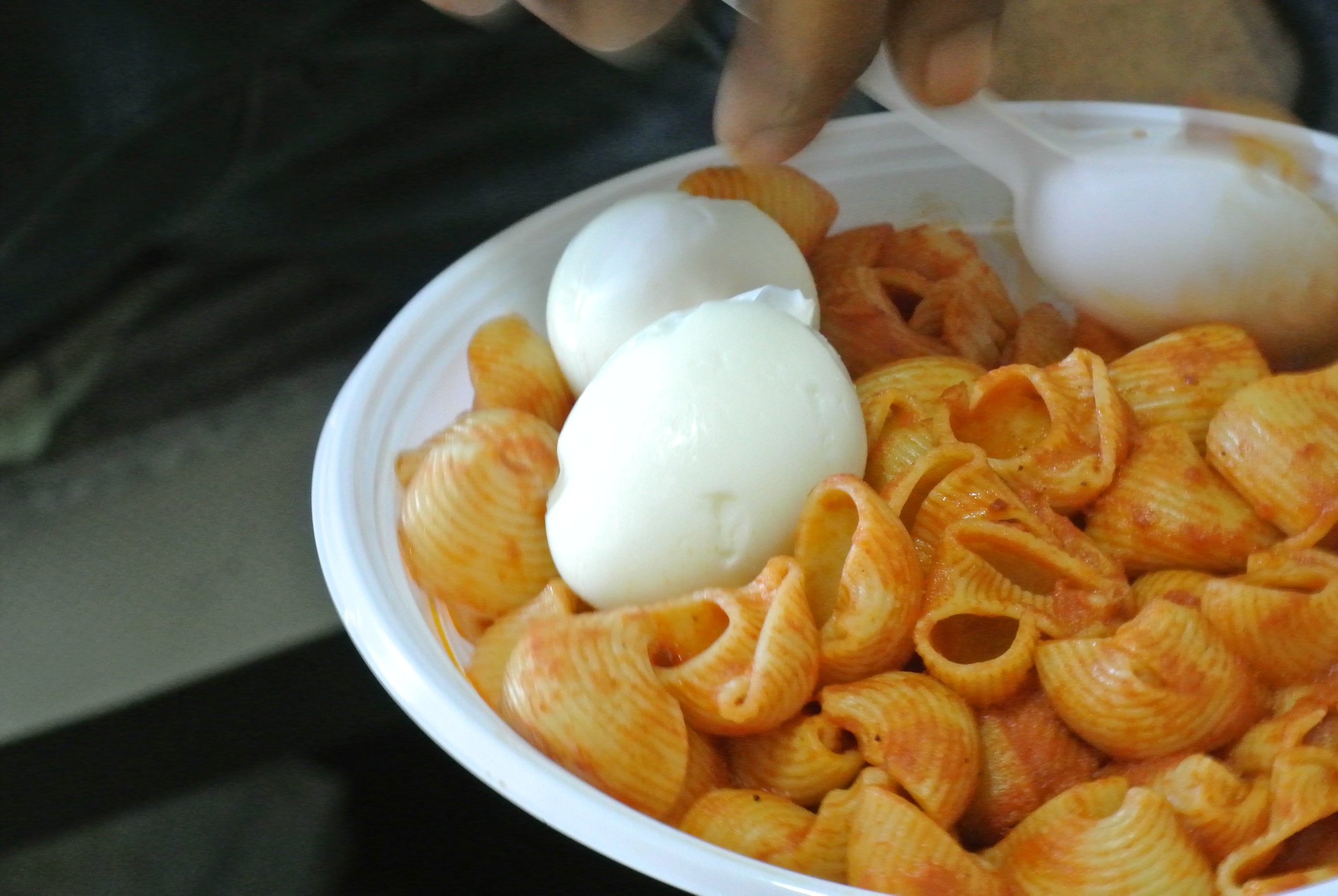 Pasta con uova sode: il piatto che veniva servito ogni giorno al centro accoglienza.