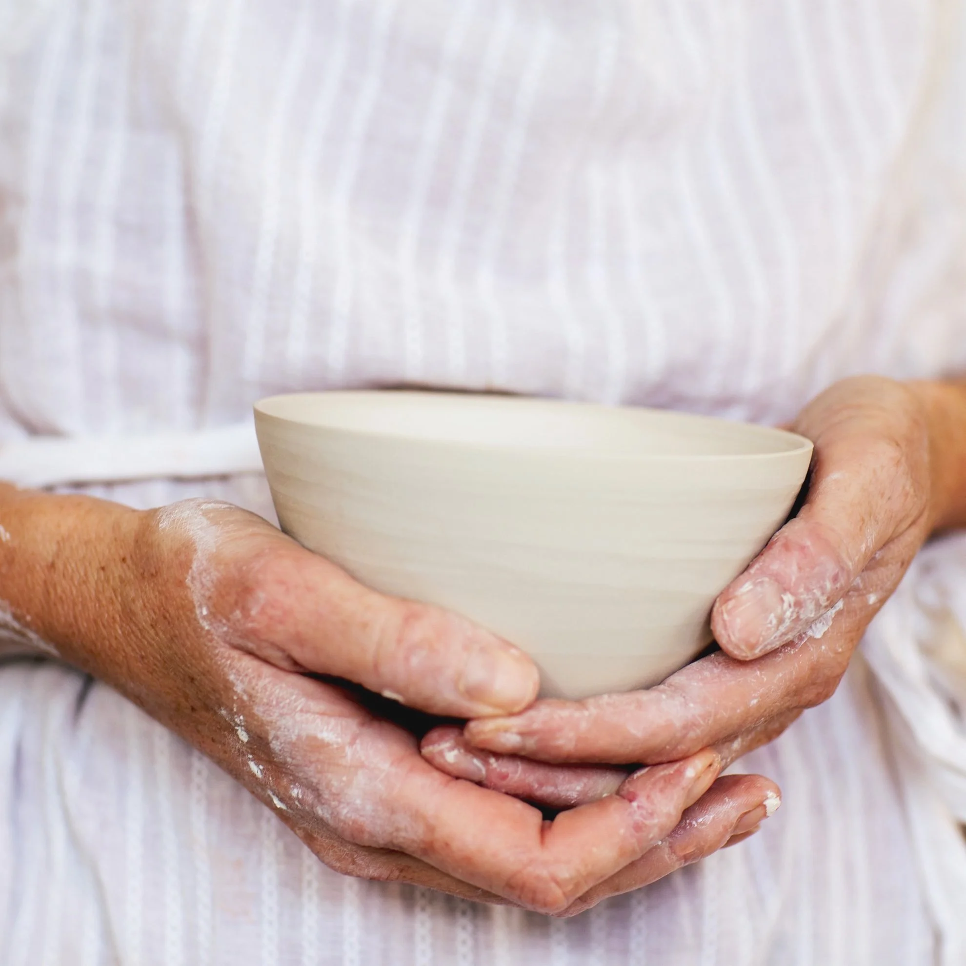 Shannon%2BGarson%2B-%2Bhands%2Bholding%2Bbowl.jpg