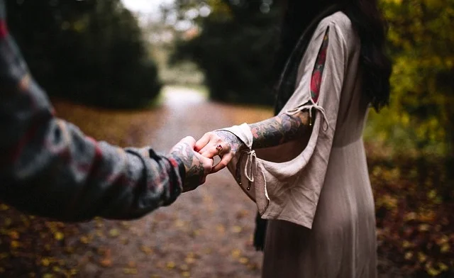 holding-hands-2597182_640.jpg