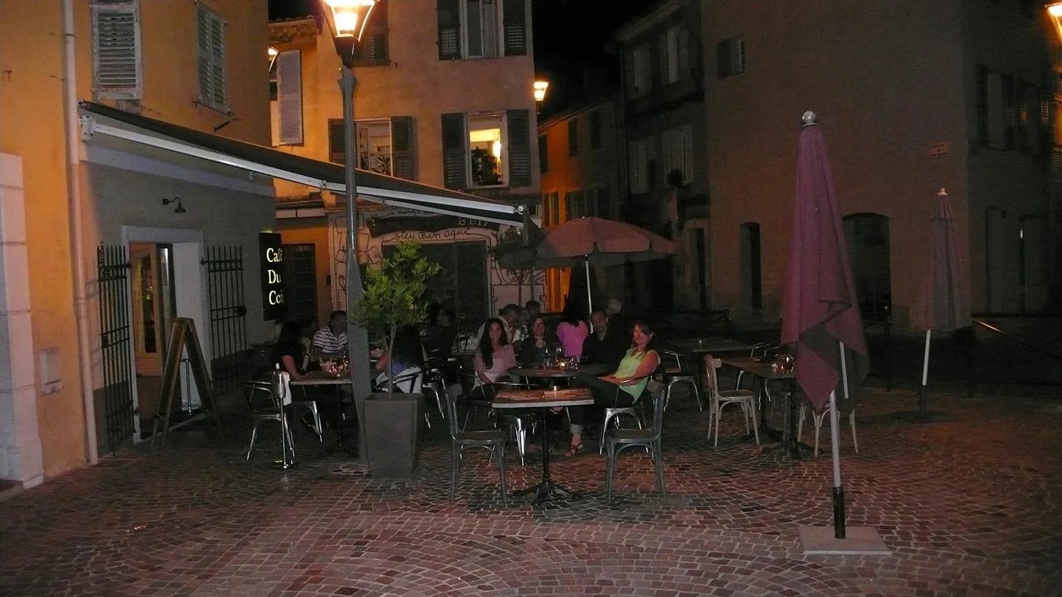 Vallauris square at night.jpg