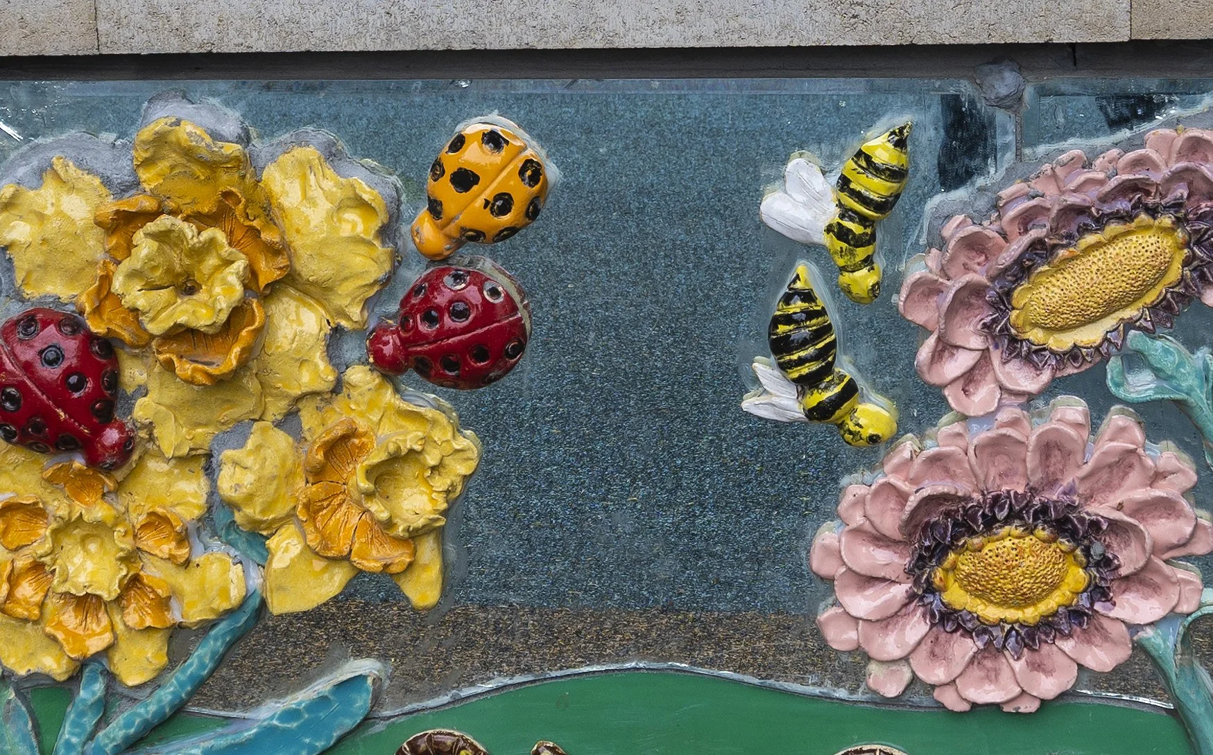  Detail of relief sculpture backwall –&nbsp;flowers, ladybugs and bees 