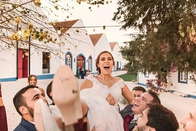 Há sempre um Lado B das reportagens e nós adoramos! ❤️ Mais em adoro.com.pt 
There's always a B side of the photos and we love it! ❤️ More at adoro.com.pt
.
#weddingday #realwedding #newlyweds #casamentosreais #noivos #fotografiadecasamento #fotografodecasamento #fotografodebodas #bodas #weddingphotography #weddingphotographer #wedding #casamento #weddinginspiration #weddingdestination #weddingportugal #portugalwedding #portugal #weddingeurope #visitportugal