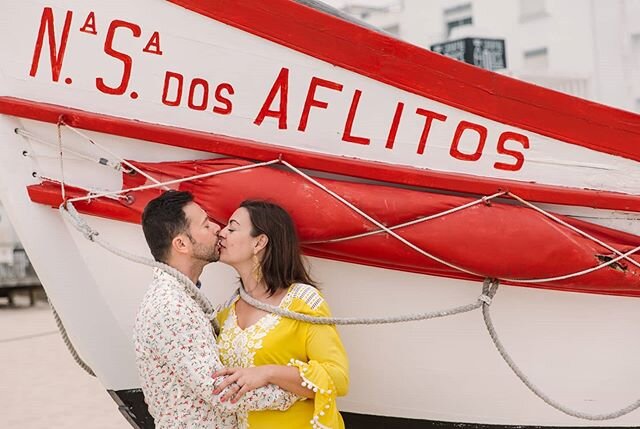 Casar primeiro e festejar mais tarde, porque n&atilde;o?
Este casamento foi t&atilde;o pequeno quanto hilariante, mas com a mesma intensidade de emo&ccedil;&otilde;es. Meses mais tarde seria a festa, de arromba.
&gt; Mais casamentos XS: Link na bio.
