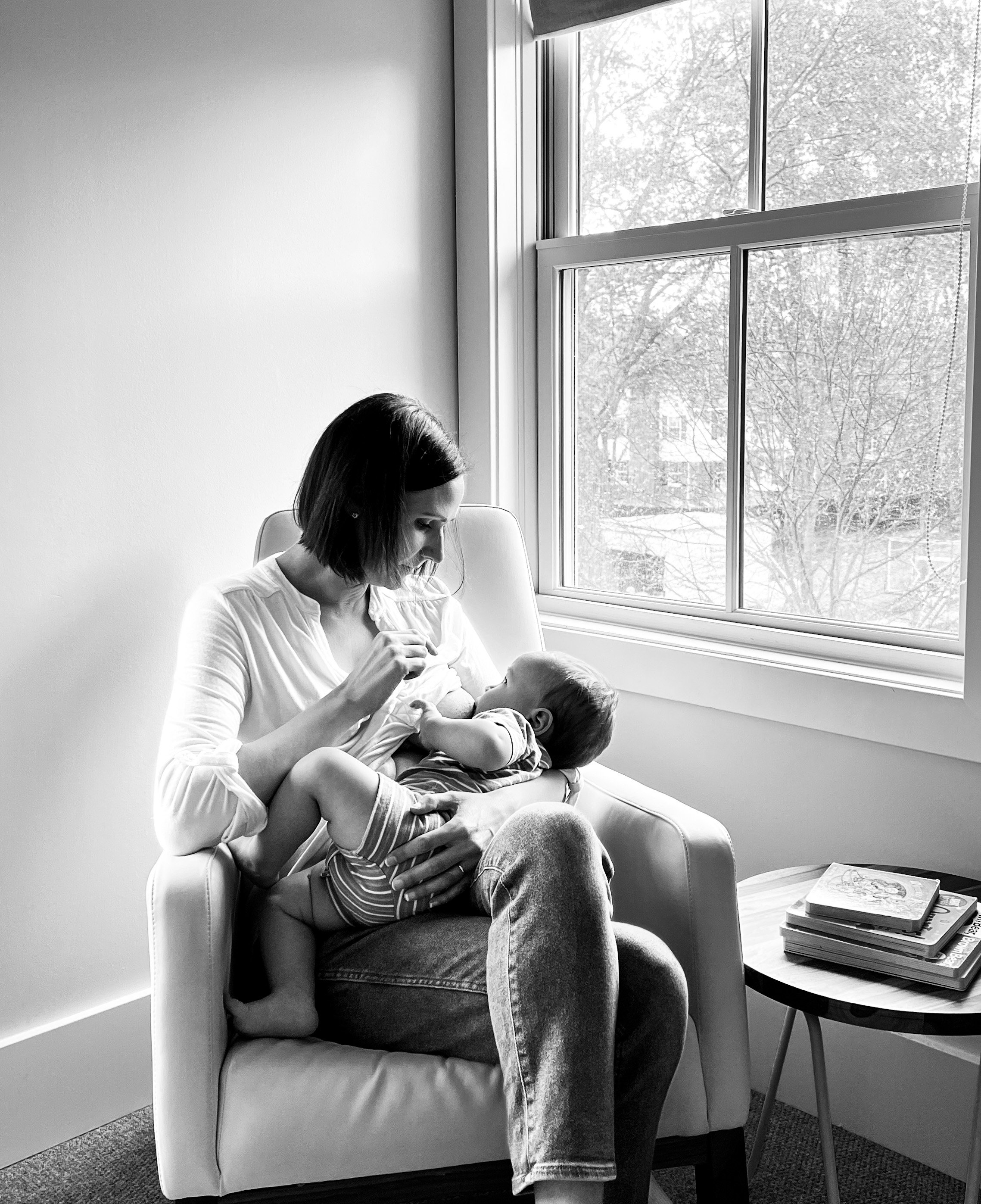 distance-photo-shoot-digital-photo-shoot-telephoto-photography-shoot-distant-photographer-meg-hill-photo-motherhood-photographer-breastfeeding-distant-photography-session