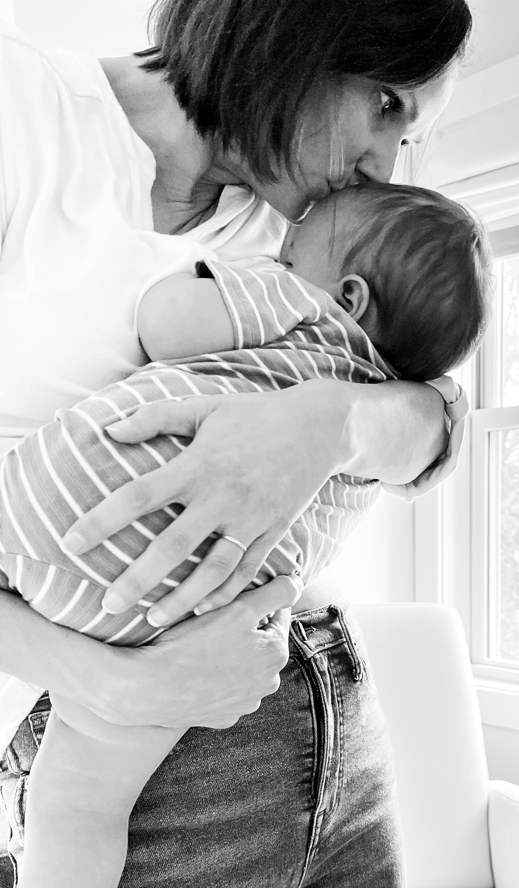 distance-photo-shoot-digital-photo-shoot-telephoto-photography-shoot-distant-photographer-meg-hill-photo-motherhood-photographer-breastfeeding-distant-photography-session