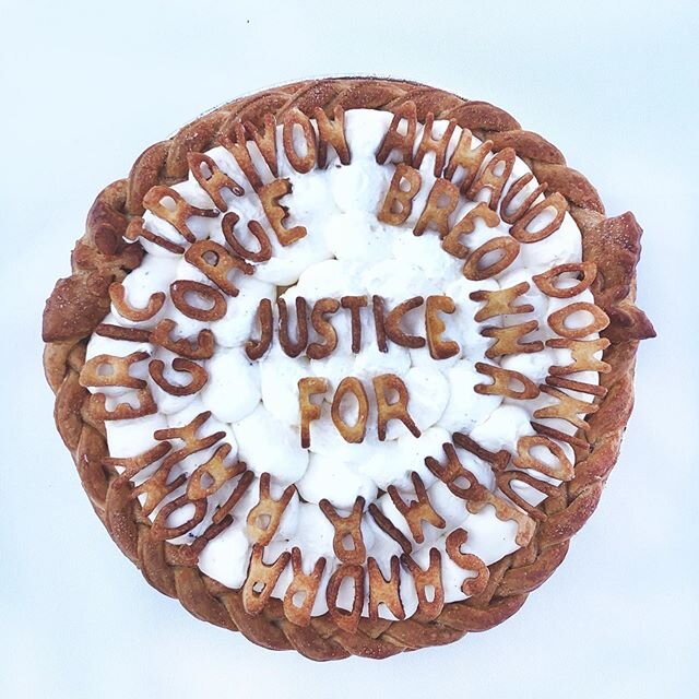 We love Chef Cattleya Asapahu for her beautiful pie that SAYS 👏🏼 IT 👏🏼ALL!!! 👏🏼We are here because #blacklivesmatter and we demand justice! Head to the link in profile to pre-game your pies on sale tomorrow including this delicious Coconut Crea