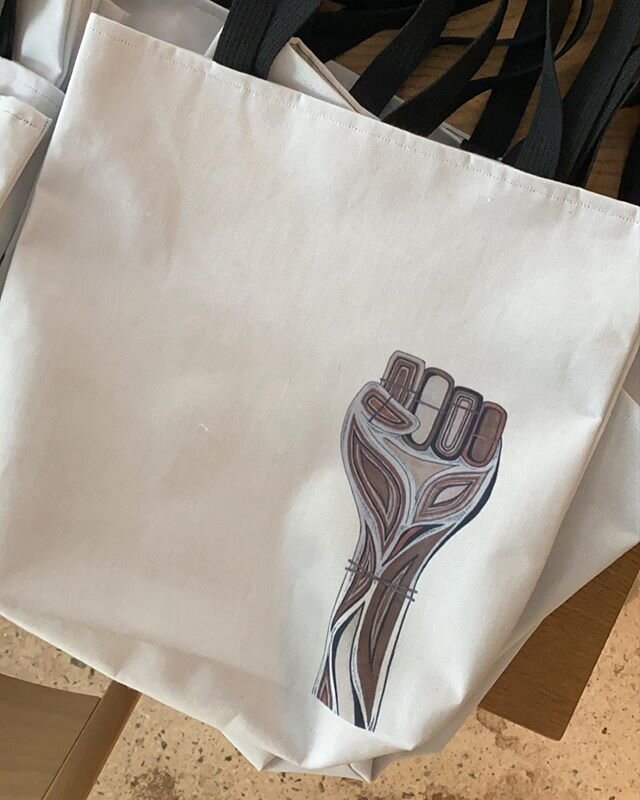 For today only, @m.georgina_dtla has these limited edition Pies for Justice market bags by the talented @spontaneidy!! Available for purchase on M. Georgina&rsquo;s website! Link in profile, limited supplies. Proceeds donated to @gather4justice @blml