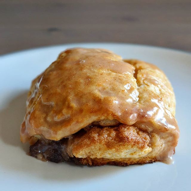 Yumm... Cinnamon roll scones with cinnamon-vanilla glaze... 🤤🤤🤤 #pastries #feedfeed #foodporn