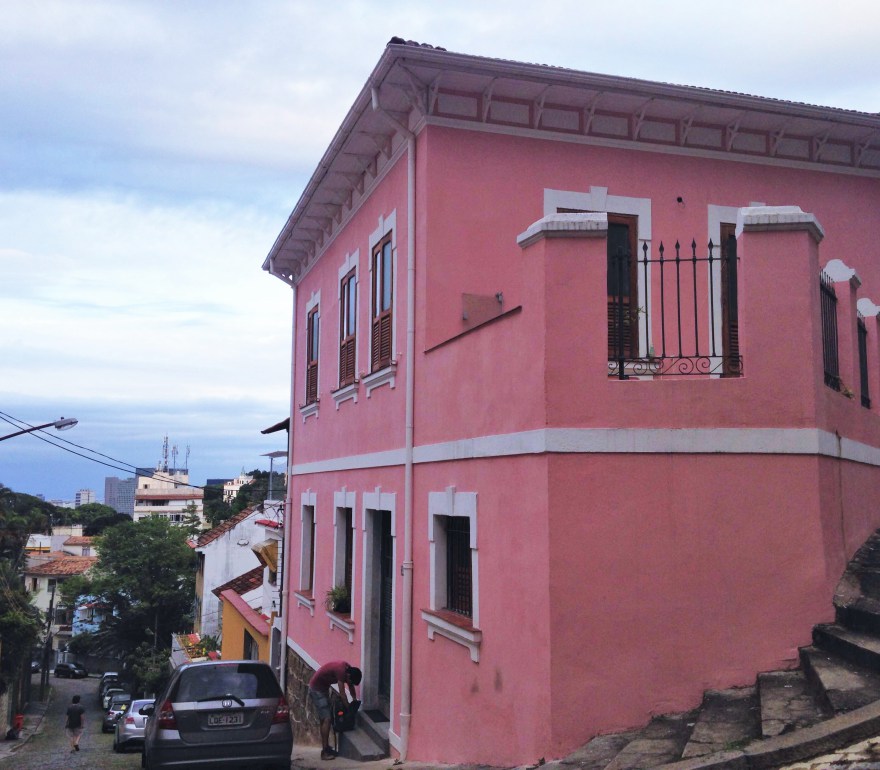 Pink house on a hill: Ewa's Airbnb, Santa Teresa