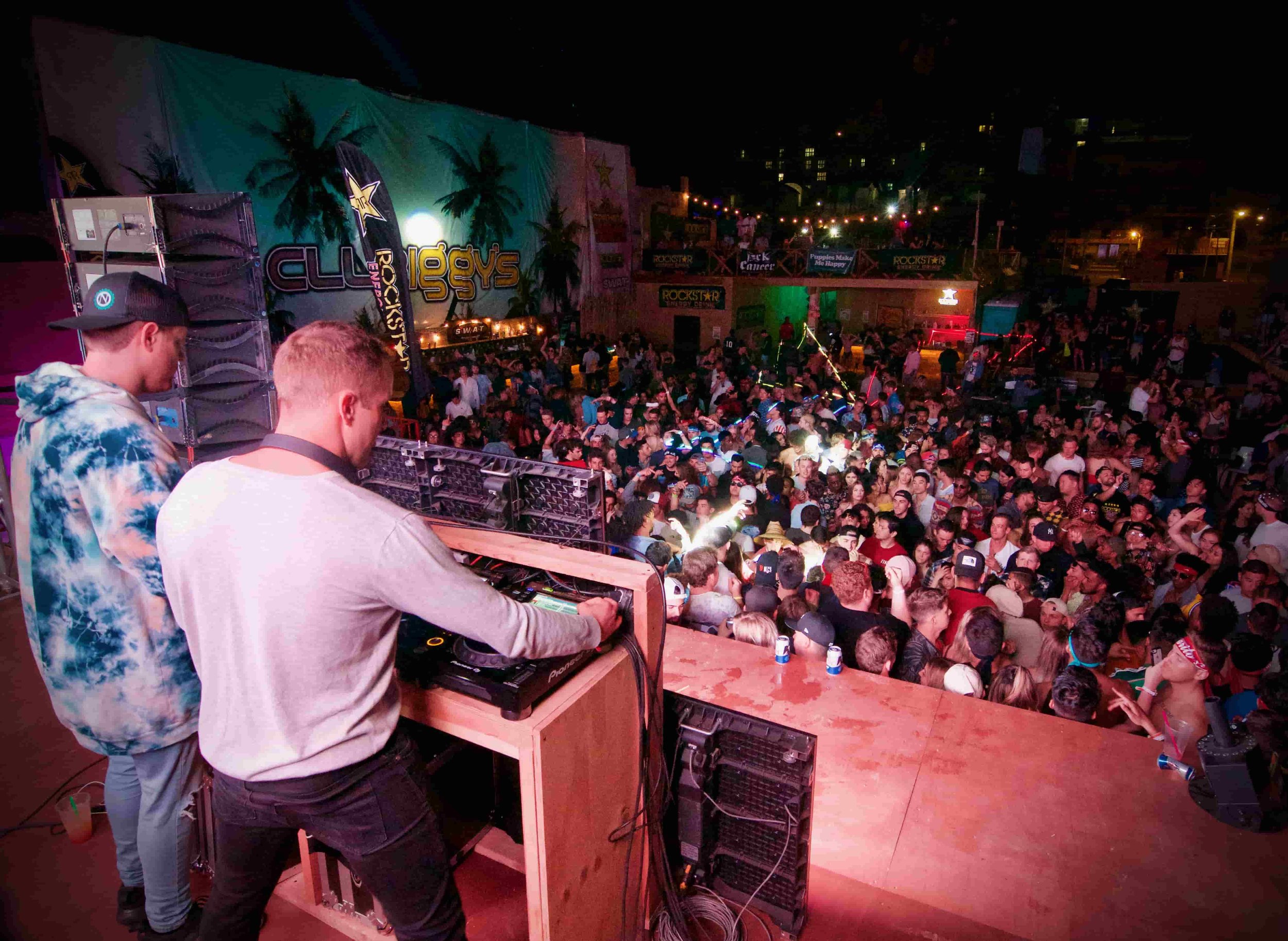 swat-rosarito-spring-break-2018-claenslate-joyzu-b2b-dj-in-front-of-massive-crowd