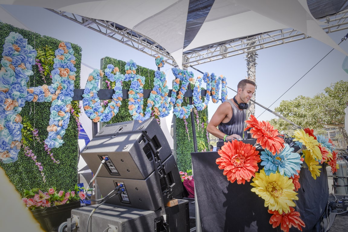 claenslate-music-carnage-horizon-newport-dunes-beach-day-festival-djing-in-front-of-crowd