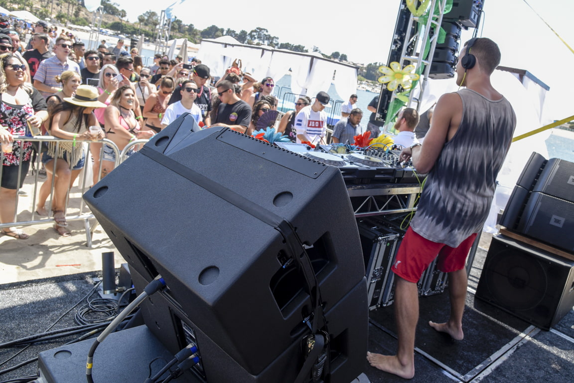 claenslate-music-carnage-horizon-newport-dunes-beach-day-festival-djing-in-front-of-crowd